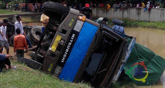 Parkir Terlalu ke Pinggir, Truk Tercebur ke Sungai Sindupraja