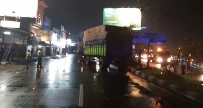 Laju Kencang Mendadak Rem, Truk Gandengan Putus Lalu Tabrak Median Jalan