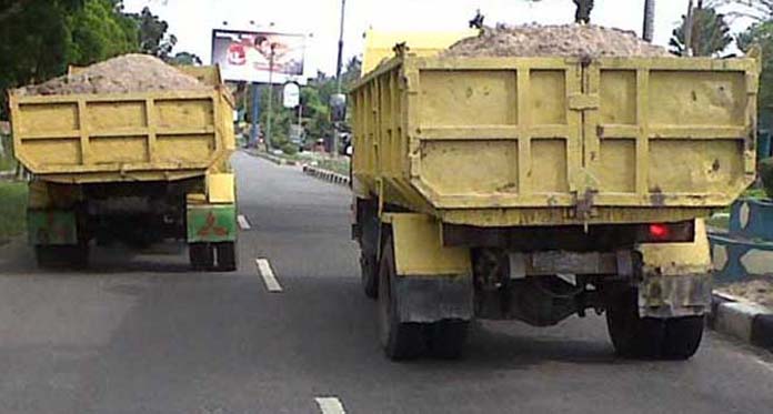 Truk Pengangkut Material tanpa Tutup Resahkan Warga