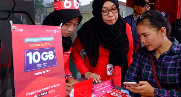 Telkomsel Jemput Bola Bantu Registrasi Kartu Prabayar