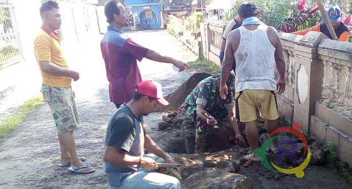 Babinsa Mandalajaya Bersama Masyarakat Perbaiki Saluran Air