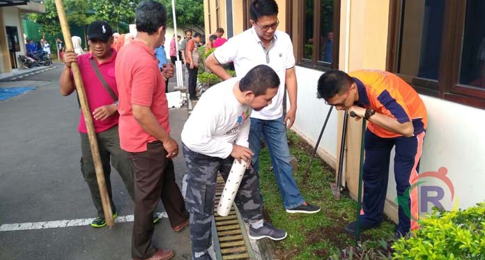 Tak Berhenti di Kantor, Pembuatan Biopori Dilanjutkan di Rumah