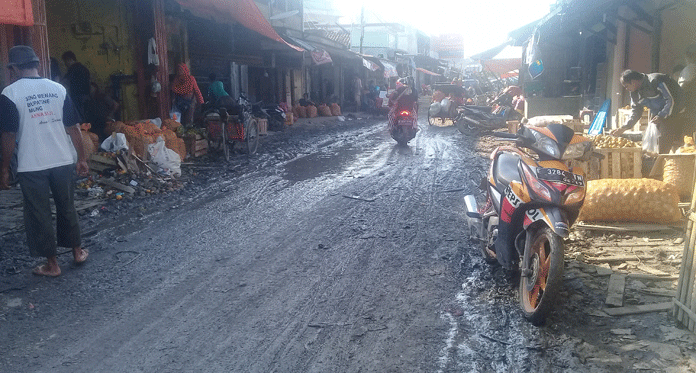 Akses Menuju Pasar Jatibarang Kumuh