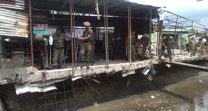 Satpol PP Bongkar 42 Bangunan Liar Kedung Paneh