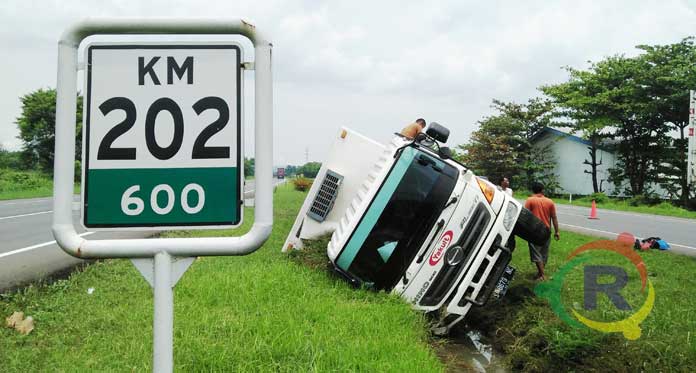 Disalip Colt Diesel, Truk Boks Masuk Parit di Tol Palikanci