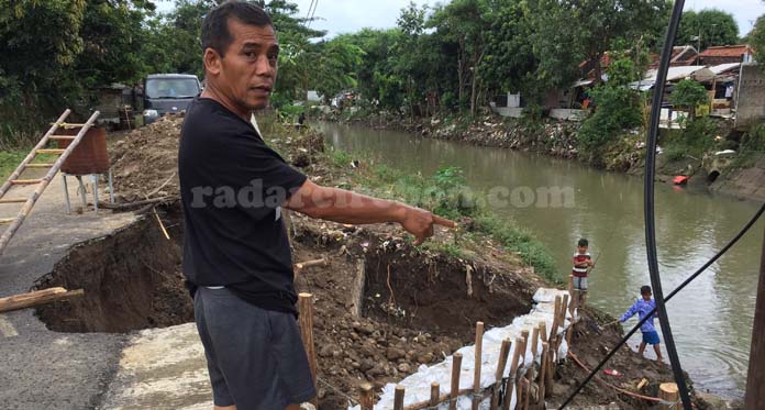 Warga Adidarma Waswas, Tanggul Ambles hanya Ditumpuk Karung