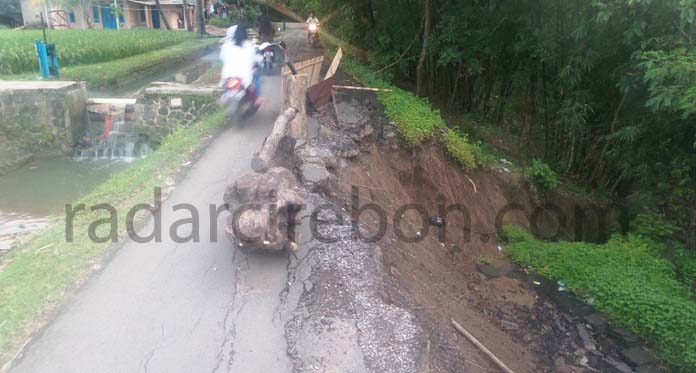 Jalan Langsor di Desa Penpen Belum Tersentuh Perbaikan