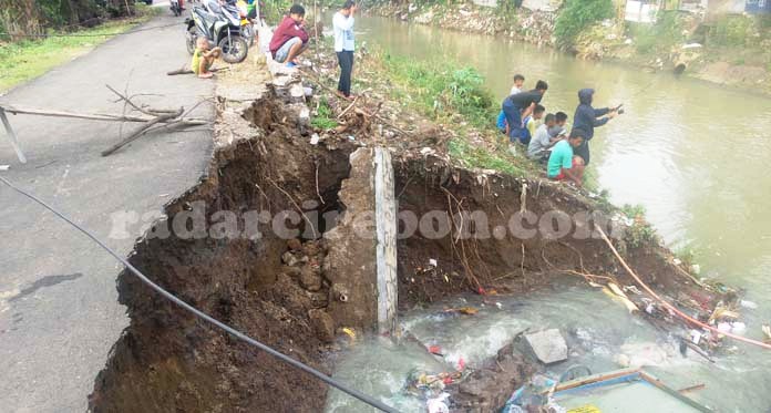 Longsor, Akses Jalan Desa Adi Darma Nyaris Putus