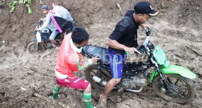 Menelusuri Desa-Desa Terdampak Longsor dan Tanah Gerak di Kuningan (1)