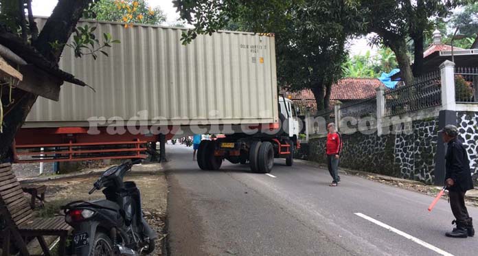 Warga Keluhkan Aktivitas Kontainer di Jalur Rajagaluh-Sindangwangi