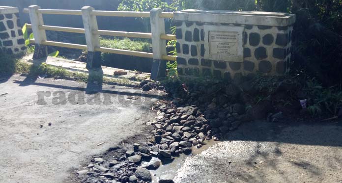 Bahaya! Penyangga Jembatan di Desa Salawangi Lepas