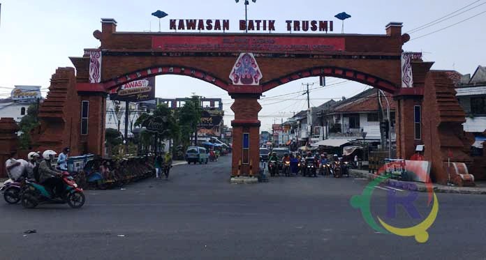 Warga Minta Jalan Kawasan Batik Trusmi Satu Jalur