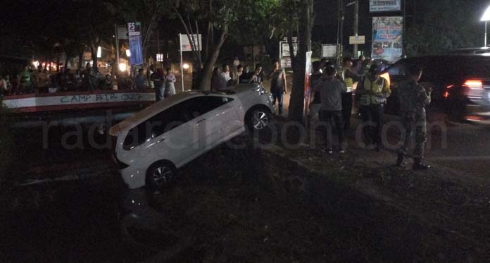 Ibu Turun Masuk ke Minimarket, Mobil dan 2 Anak Kecebur Saluran Air