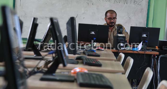 SMPN 8 Helat UNBK Mandiri Pinjam Laptop Orang Tua, Ujian Dibagi 3 Shift