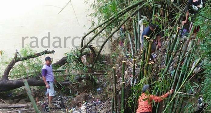 Warga Waswas Tebing Sungai Cijurey Longsor, Ancam Sutet dan Pemukiman