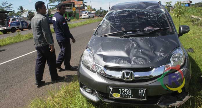 Akibat Sopir Ngantuk, Mobilio Terpelanting Tabrak PJU hingga Roboh