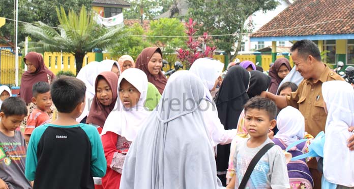 Sekolahnya Rusak Akibat Bencana, Siswa SDN Pinara Numpang di SDN 1 Ciniru