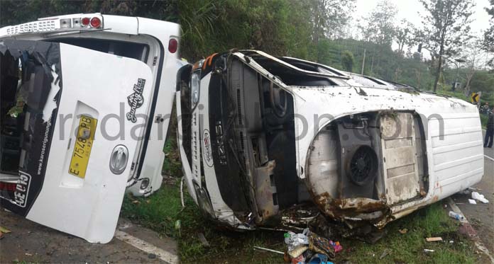 Diduga Rem Blong, Minibus Plat E Terguling di Tanjakan Emen