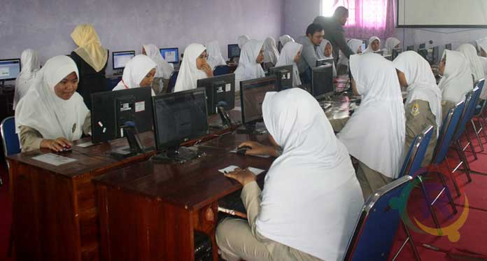UNBK di Indramayu, Polisi Ikut Jaga Komputer Sekolah dari Aksi Kriminal
