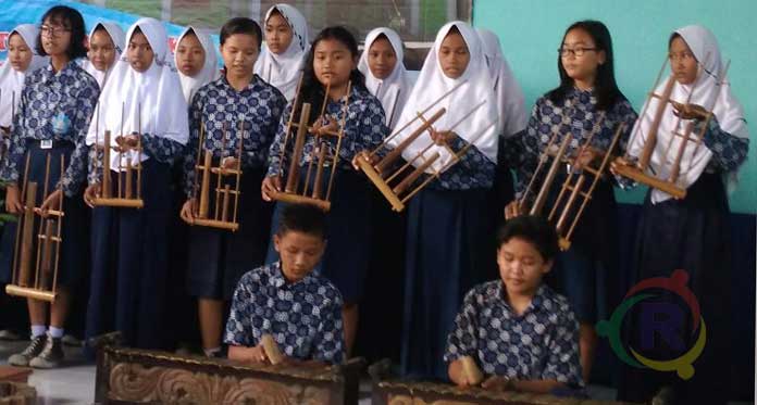 Siswa SMPN1 Kadipaten Lestarikan Tradisi Sunda lewat Angklung