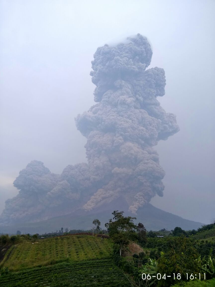 Sinabung Kembali Meletus Lontarkan Abu Setinggi Lebih 5000 Meter