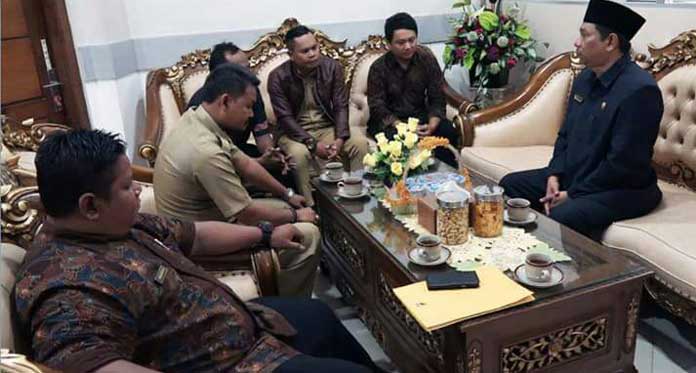 Diupah Rendah, Honorer Ngadu ke Dewan