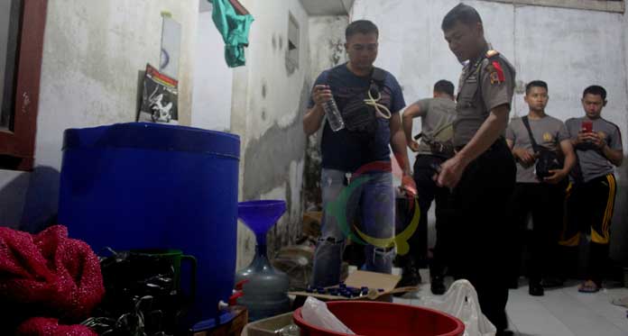 Polisi Gerebek Pabrik Miras Oplosan di Lemahabang, Sehari Produksi 1.500 Liter