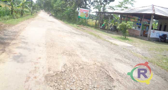 Jalan Penghubung Palasah-Leuwimunding Rusak Parah