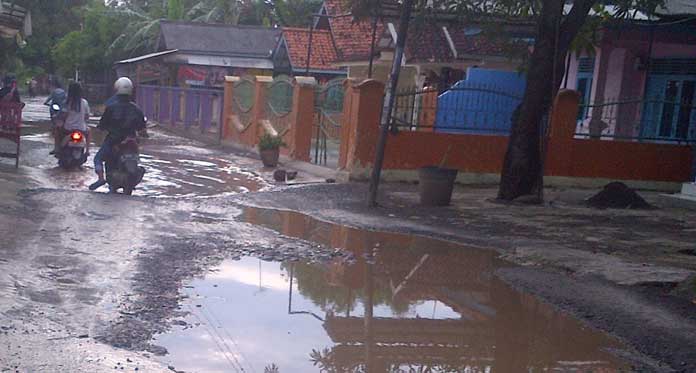 Jalan Telukagung-Lobener Lor Penuh Lubang dan Berkubang