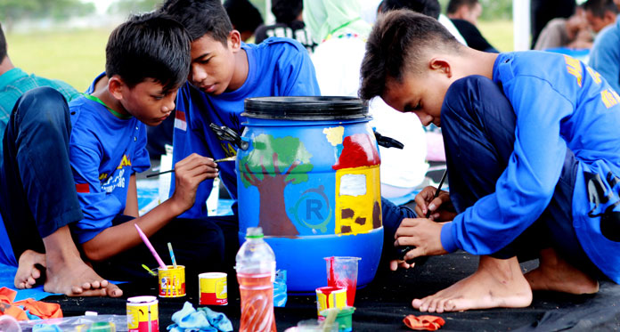 Asah Kreativitas Siswa lewat Lomba Lukis Tong Sampah