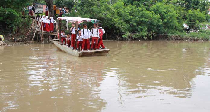 Transportasi Wilayah Perbatasan Cirebon, Berangkat Sekolah Pakai Getek