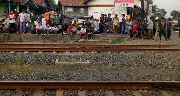 Nekat Terobos Perlintasan, 2 Pengendara Motor Tewas Tersambar KA