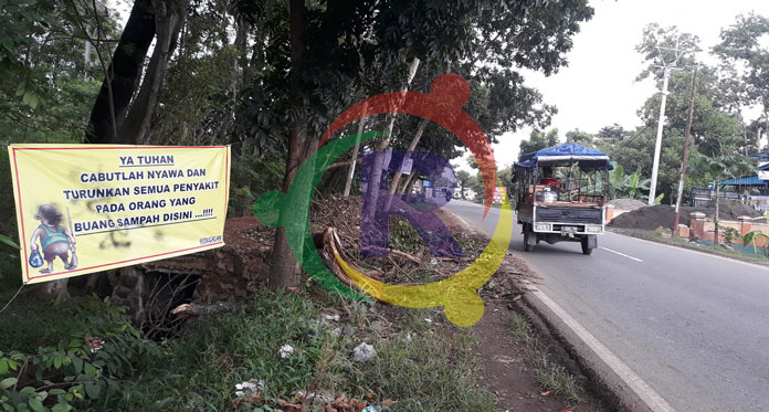 Ngeri, Spanduk Larangan Buang Sampah Sembarangan Ini Bikin Kapok