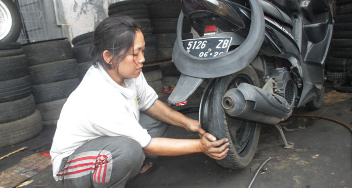 Ade Mulyani, 10 Tahun Mengeluti Profesi sebagai Tukang Tambal Ban