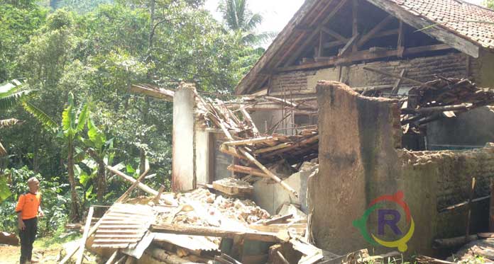 Diterjang Hujan, Rumah Sutrisman Ambruk