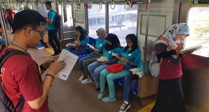 Rayakan Hari Buku, KCI-Yayasan Taman Baca Ajak Penumpang Baca Buku di Dalam KRL