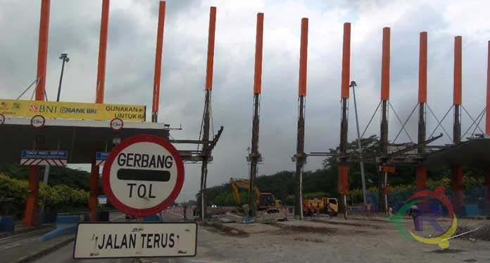 Akhirnya PT SMR Bongkar Gerbang Tol Mertapada