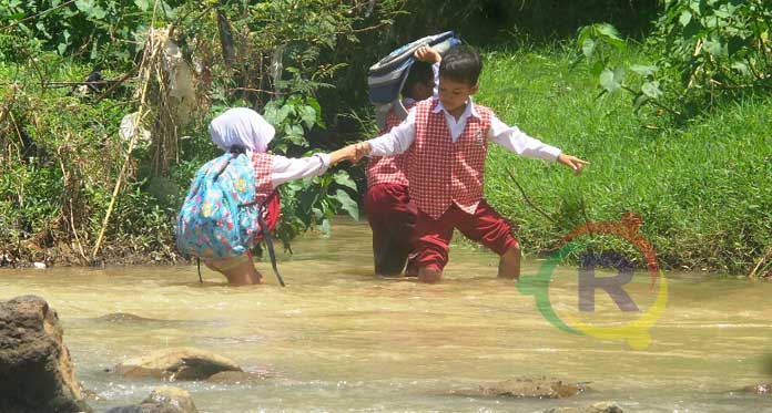 Perjuangan Siswa SDN 2 Patapan Terjang Sungai Demi Masa Depan