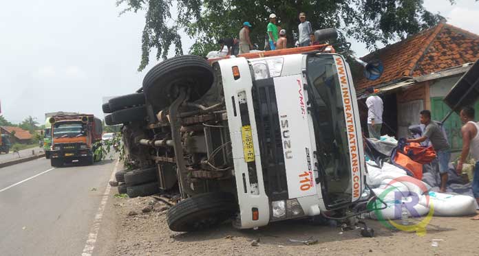 Sopir Ngantuk, Truk Angkut Pakan Ikan Terguling di Jalur Pantura