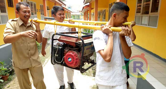 Kacau, Tiba-Tiba Listrik Padam saat UNBK, Guru-Siswa Bopong Genset