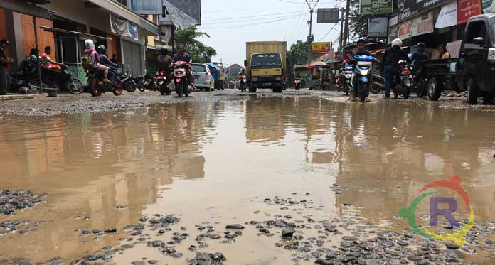 Angkutan Material Industri Batu Bata Bikin Rusak Jalan Desa