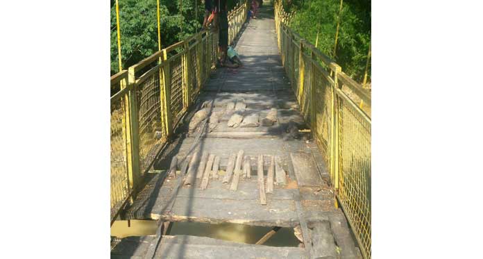 Kayu Landasan Ambrol, Jembatan Gantung Kanci Tak Bisa Dilewati Sepeda Motor