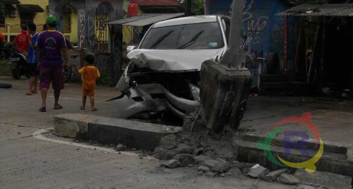 Hindari Kucing, Apes…Minibus Malah Tabrak Tiang PJU