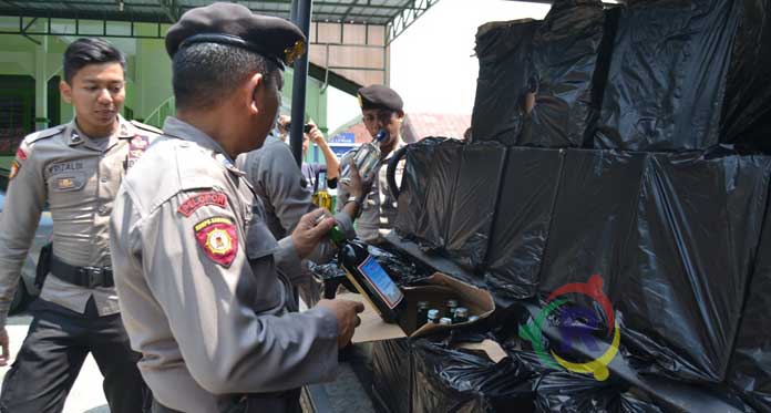 Sabhara Polres Kuningan Sita Ratusan Botol Miras