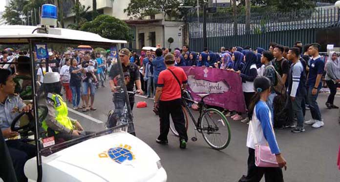 Duuh…Polwan Paksa Mundur Paduan Suara Mahsiswa UIN di Arena Car Free Day