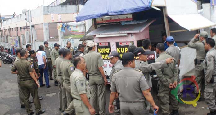 Satpol PP Kuningan Usir Paksa Pedagang Kupat Tahu