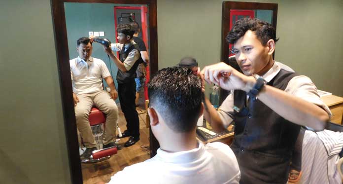 Mengunjungi RedBox Barbershop Premium, Potong Rambut Model Kekinian