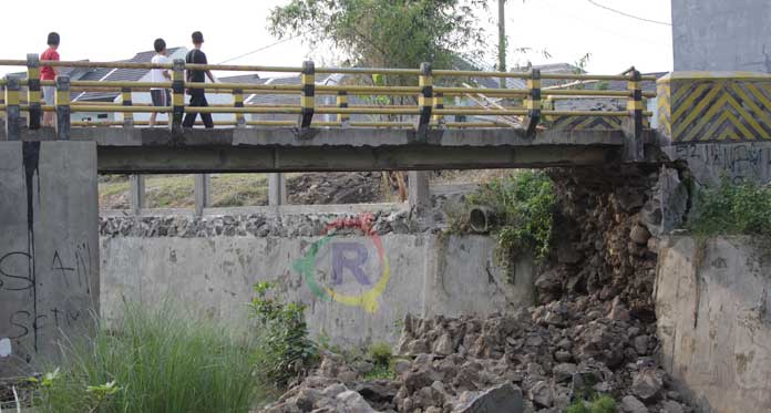Tinjau Lokasi, DPUPR segera Perbaiki Jembatan Permata Harjamukti