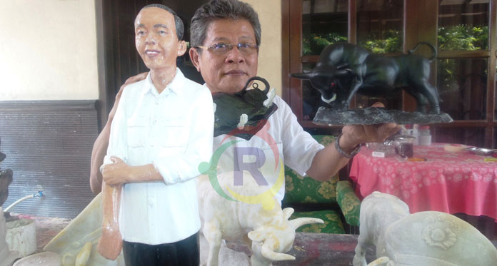 Profesor Kampung Ini Sehari Bisa Bikin 10 “Jokowi” dan Bantengnya