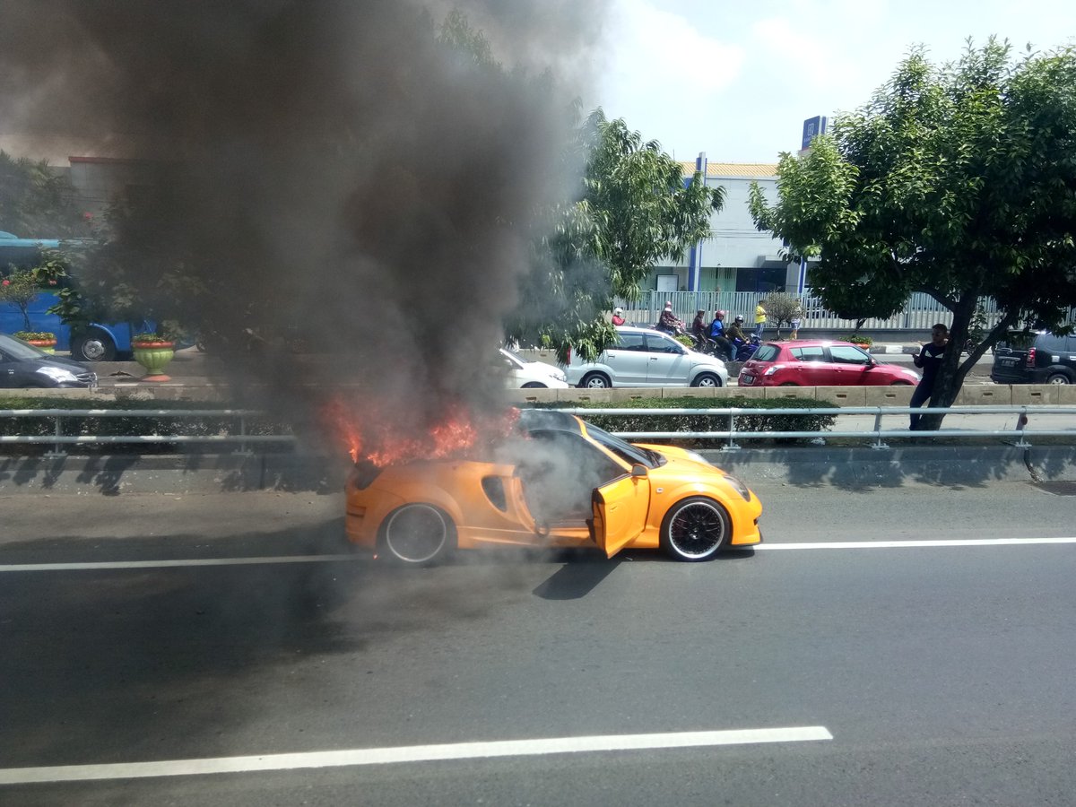 Alamak…Mobil Sport Terbakar di Tol Slipi